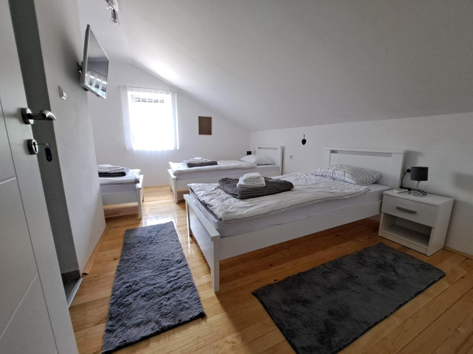 ヤイツェ Sobe Zizi Bed & Breakfast エクステリア 写真