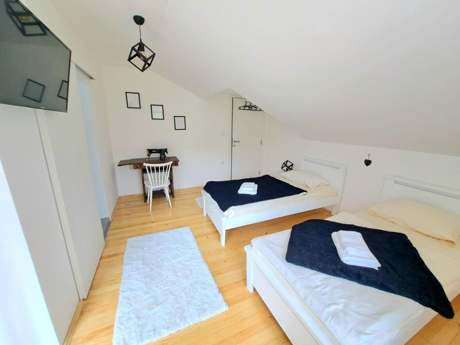 ヤイツェ Sobe Zizi Bed & Breakfast エクステリア 写真